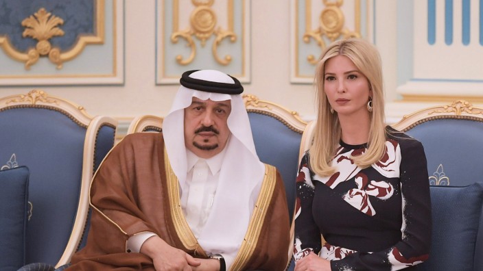 Leserdiskussion: Erwartungen an ihre Einflussmöglichkeiten dämpfe sie selbst, schreibt Holzki: "Statt etwas zu ändern, lächelt Ivanka Trump - und die Saudis geben der Weltbank ein paar Scheine." (Im Bild: Ivanka Trump mit König Salman bin Abdulaziz al-Saud)