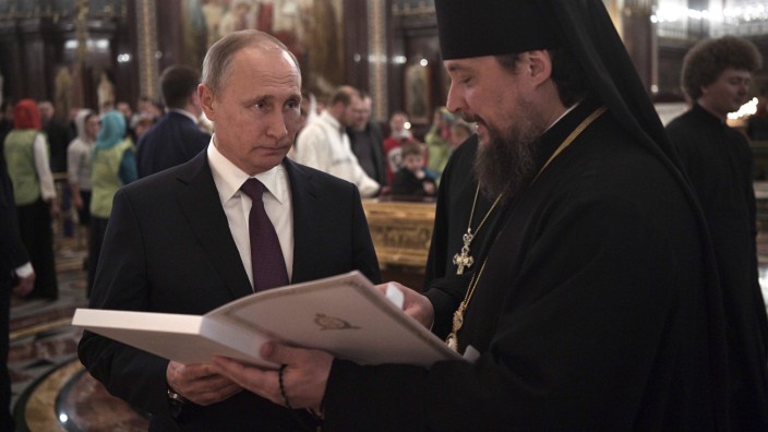 Russian President Vladimir Putin visits Christ the Saviour Cathedral in Moscow