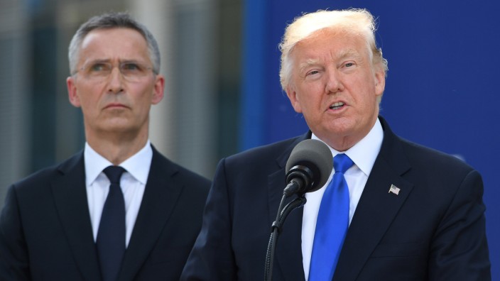SZ Espresso: Es ist Trumps erstes Nato-Treffen (links: Generalsekretär Jens Stoltenberg).