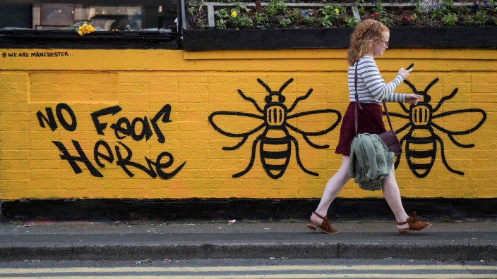 Großbritannien: Bienen als Trostversuch: Das Symbol der Stadt wurde in Manchester nach dem Anschlag an eine Hauswand gesprüht.