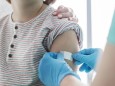Kind nach Impfung mit Pflaster