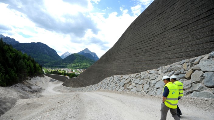 Umwelt: Mit bis 25 Metern Höhe und 425 Metern Länge prägt die neue Mauer die Landschaft am Fuße des Karwendelgebirges.