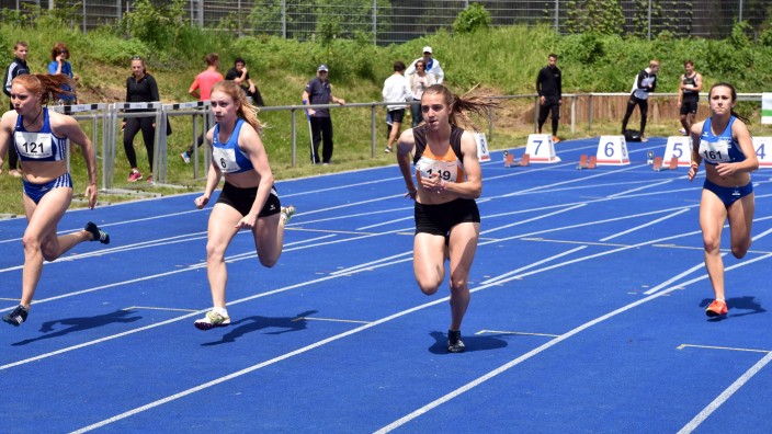 400 Meter-Läuferin: Ihre Sprintfähigkeit hat Mona Mayer (zweite von rechts) am Donnerstag beim Bayern-Cup in Erding getestet. In 12.50 Sekunden wurde sie Dritte. Ausgesprochen respektabel für eine 400-Meter-Läuferin.