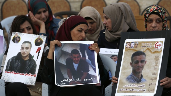 Nahostkonflikt: Palästinenserinnen halten bei einer Protestkundgebung in Ost-Jerusalem Bilder ihrer inhaftierten Verwandten hoch (Bild vom 25. Mai 2017).