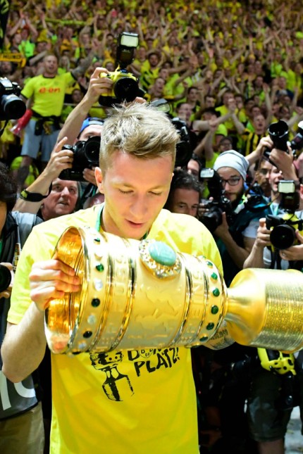 Marco Reus: Ein Pokal! Es ist ein Pokal! Marco Reus kann gar nicht glauben, was er da in der Hand hält.
