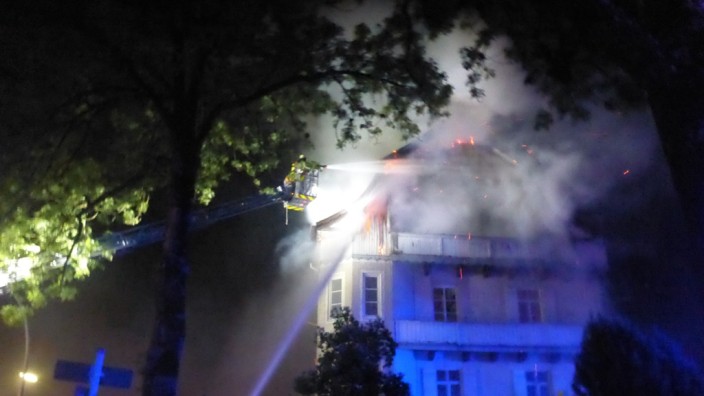 Großbrand in Bad Tölz: Schwierige Löscharbeiten: Rund 600 000 Euro Schaden sind bei dem Brand in einem Mehrfamilienhaus an der Eichenstraße entstanden.