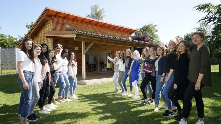 Aktion von Schülerinnen: Stolz auf die Verwirklichung ihrer Idee, mit dem Geld es Deutschen Schulpreises ein eigenes Haus aus Holz zu finanzieren, sind die Schülerinnen der Anne-Frank-Realschule.