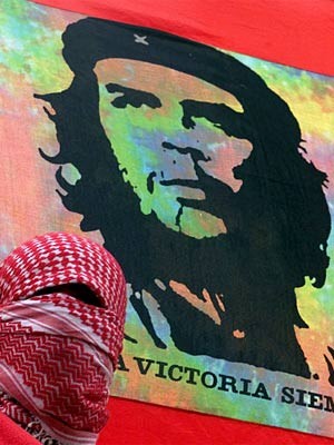 Palästinenser vor einem Poster von Che Guevara