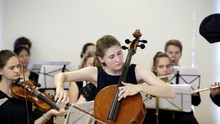 Beethovens "Siebte" in Ickinger Grundschule: Mit viel Gefühl: Die 16 Jahre alte Cellistin Katja Deutsch interpretierte das Cellokonzert d-Moll von Édouard Lalo.