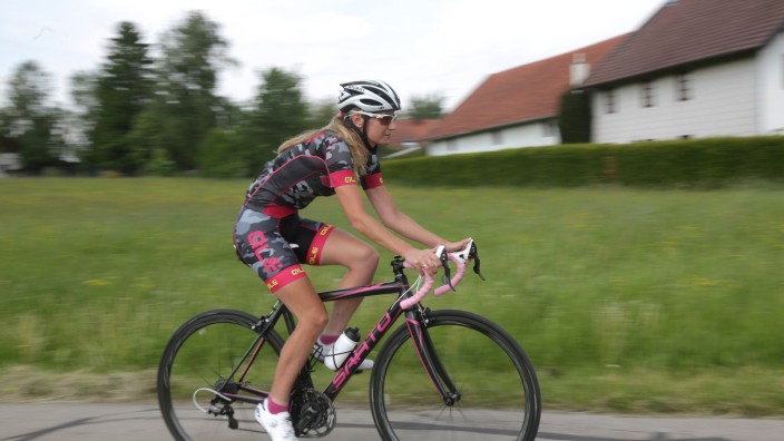Täglich im Sattel: Die Freisingerin Monika Dietl sitzt 15 bis 25 Stunden pro Woche auf dem Fahrrad. Trotz erfolgreich bestandener Wettkämpfe soll es ein Hobby bleiben, das ihr hilft, komplett abzuschalten.