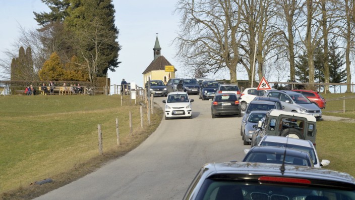 Straßlach-Dingharting: Die Ludwigshöhe in Straßlach ist bei schönem Wetter oft zugeparkt.