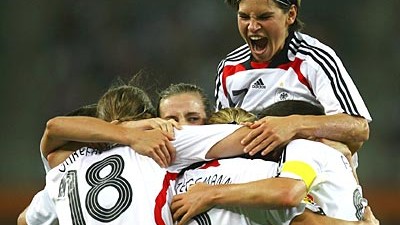 Deutschland im Finale: Jubeltraube: Die deutschen Frauen feiern den Einzug ins WM-Finale.