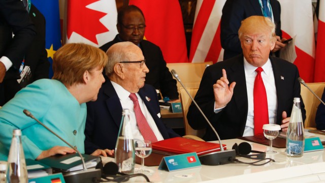 Merkel und Trump: US-Präsident Donald Trump spricht mit Bundeskanzlerin Angela Merkel und dem tunesischen Präsidenten Beji Caid Essebsi am 27. Mai 2017 auf dem G7-Gipfel in Taormina, Sizilien.
