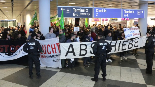 Protest gegen Abschiebungen nach Afghanistan am Flughafen München, 2017