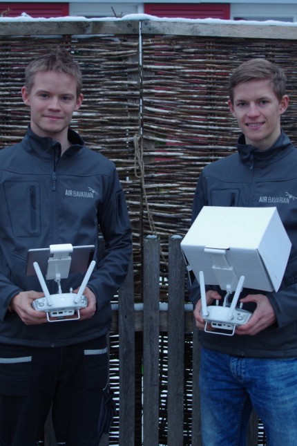 Neue Verordnung: Marinus (links) und Kilian Vogl an der Drohnen-Steuerung.