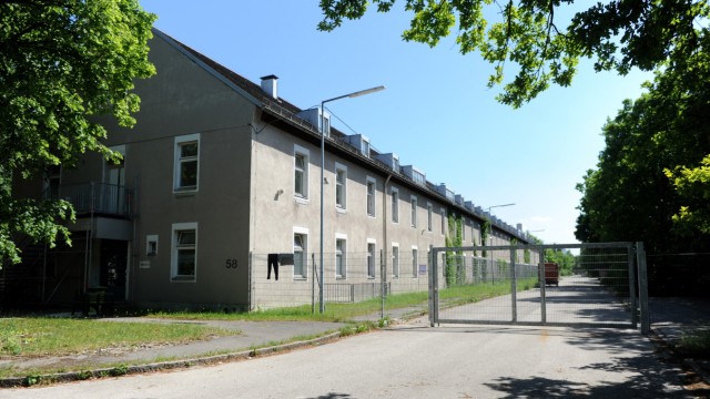 Freimann: Noch stehen graue Gebäude im Einheitslook auf dem Gelände der ehemaligen Bayernkaserne.