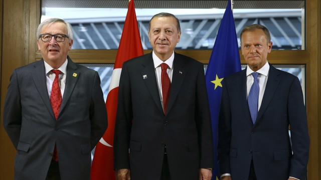 Türkei: Recep Tayyip Erdogan (Mitte) während seines Brüssel-Besuchs mit Kommissionspräsident Jean-Claude Juncker (links) und Ratspräsident Donald Tusk (rechts).