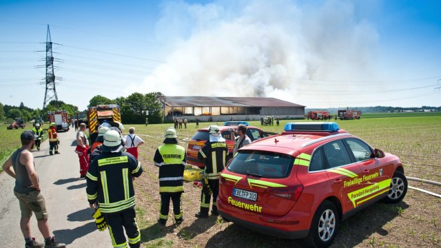 Großeinsatz in Hergolding: Neun Feuerwehren waren insgesamt im Einsatz um den Brand einer Kompostinrungsanlage in Hergolding zu löschen.