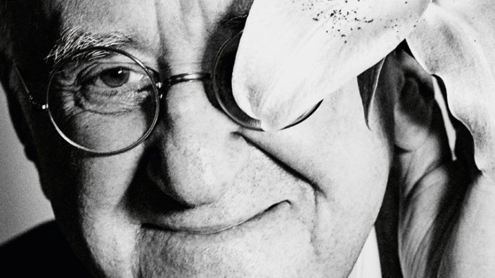 Alfred Biolek: Alfred Biolek, 82, umgibt sich ständig mit Blumen. Wenn er keine geschenkt bekommt, zieht er selbst los und kauft sich welche.