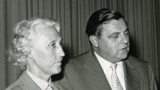 Zeitgeschichte: "Hau nicht ab!" Als Franz Josef Strauß 1962 als Verteidigungsminister aufgeben wollte, redete ihm Maria Probst scharf ins Gewissen.