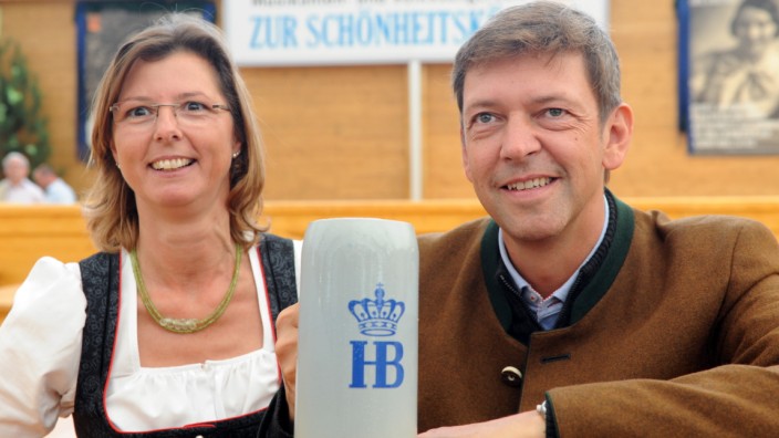 Oktoberfest: Peter Reichert mit seiner Frau Gerda in ihrem bisherigen Wiesn-Zelt "Zur Schönheitskönigin" - das Foto stammt aus dem Jahr 2011.