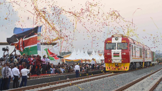Ostafrika: Reisende nach Nairobi bitte zusteigen: Eröffnungsfeier der neuen Eisenbahnlinie in Mombasa.