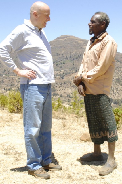 Äthiopien: MfM-Vorstand Peter Renner im Gespräch mit einem lokalen Mitarbeiter.
