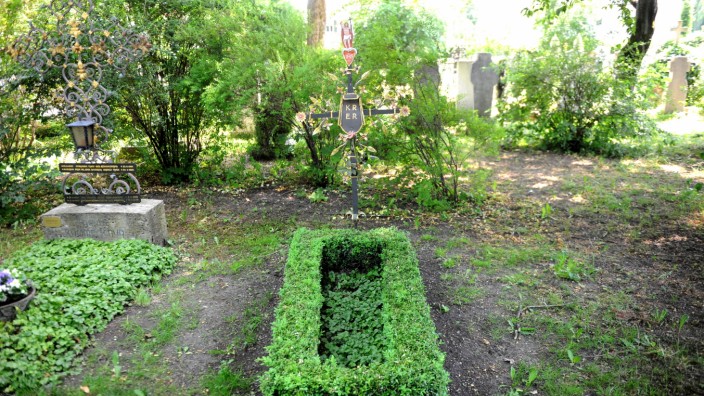 Viertel-Stunde: In Ehren gehalten: das Grab von Eugen Roth.