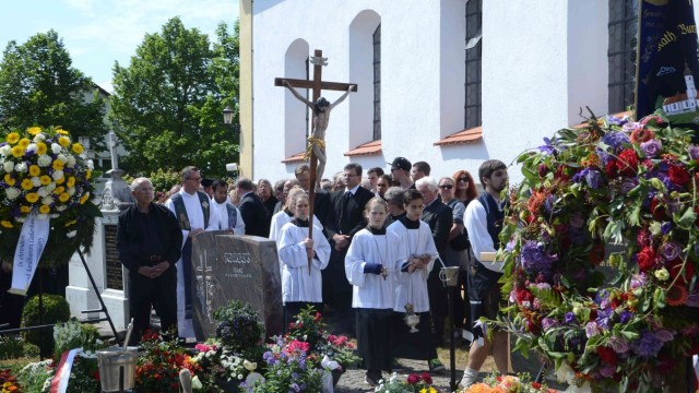 Trauer in Erdweg: Etwa 500 Menschen kommen am Donnerstagnachmittag zur Pfarrkirche in Walkertshofen, um Abschied von Bürgermeister Georg Osterauer zu nehmen.