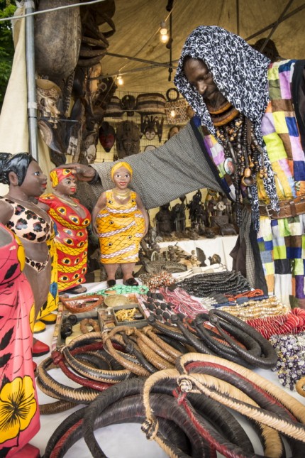 Afrika-Festival in Starnberg: "Mama Africa", die fröhliche Holzstatue aus Kamerun, zählt zum bunten Sortiment von "Baba" aus dem Senegal.
