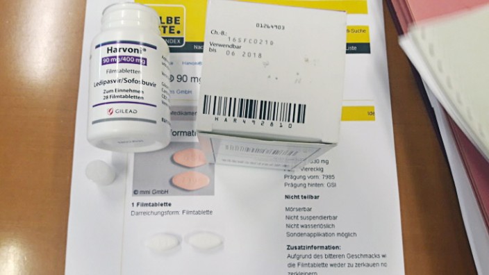 Fake-Medikamente: Fälschung des Arzneimittels Harvoni der Firma Gilead. Die gefälschten Tabletten sind weiß, die echten orange.