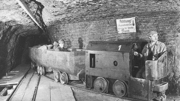 Bergwerke: Die Grubenbahn war und bleibt als Transportmittel obligat.