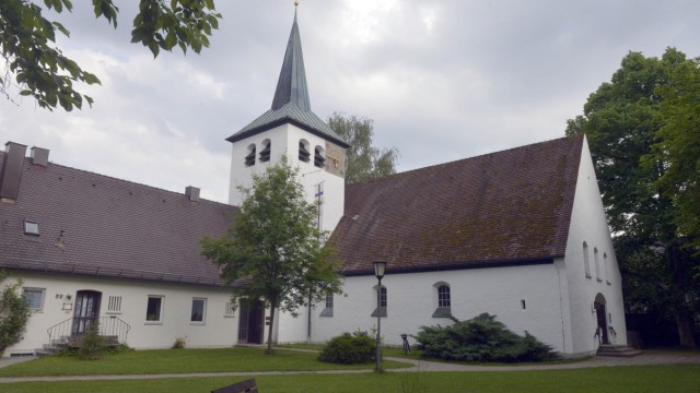 Unterhaching: Auf dem Gelände der Unterhachinger Heilandskirche soll in einem Jahr gebaut werden.
