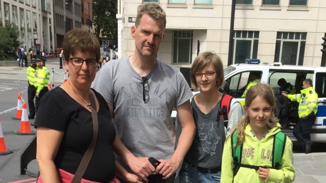 Feature zu Anschlag in London von Björn Finke - Familie Kraft aus Salzgitter, die gestern Nacht im Pyjama ihr Hotel am Borough Market räumen musste. Sie wollen aber nun weiter urlauben in London.