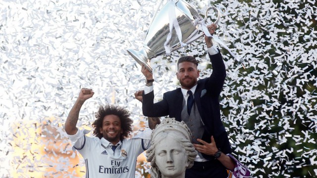 Champions League: Party mit einer Göttin: Marcelo und Kapitän Sergio Ramos passieren bei der Jubelfahrt durch Madrid die Statue der verehrten Kybele an der Plaza de Cibeles.