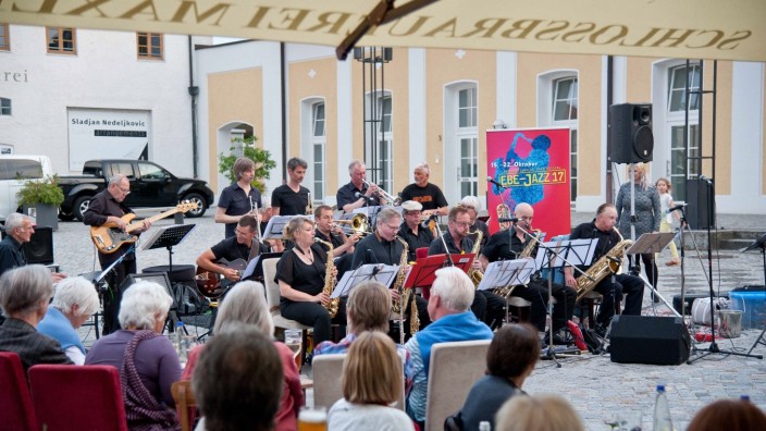 Ebersberg: Die Bigband von René Walden begleitet beim Konzert im Ebersberger Klosterbauhof den Sonnenuntergang mit Schwung und Gefühl.