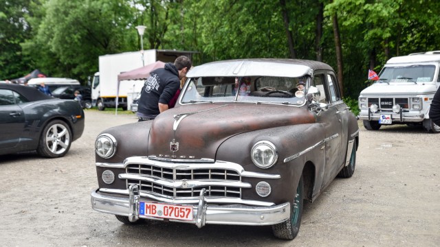 Oldtimer in Bad Tölz: Auf dem US-Car-Treffen präsentierten Autobesitzer ihre Schmuckstücke - etwa Dodges wie diesen.