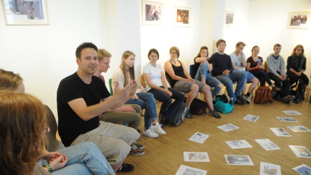 "Orte des Wandels": Raphael Thalhammer (schwarzes Shirt) bei der Einführung im Eine-Welt-Haus.