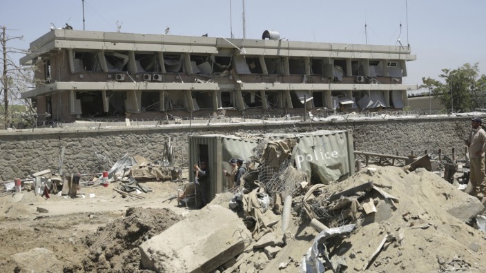 Afghanistan: Trümmer vor der zerstörten deutschen Botschaft in Kabul