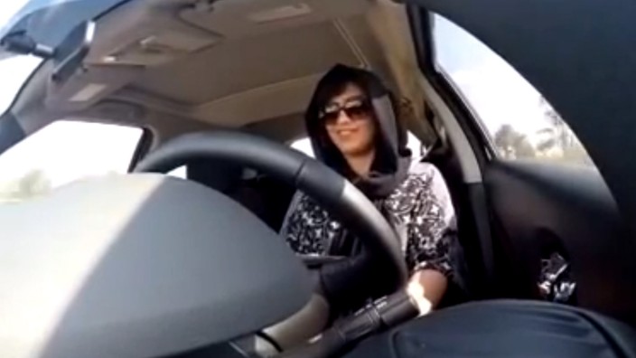 Kampagne gegen Fahrverbot: Bereits 2014 war Ludschain al-Hathlul festgenommen worden, als sie mit dem Auto aus den benachbarten Vereinigten Arabischen Emiraten nach Saudi-Arabien fuhr und sich dabei filmte (Screenshot via AP Photo).