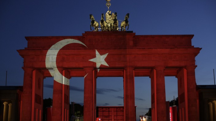 Türkei und Deutschland: Nach einem Anschlag auf den Flughafen Istanbul im Juni 2016 wurde das Brandenburger Tor mit der türkischen Flagge angestrahlt - eine Geste der Verbundenheit.