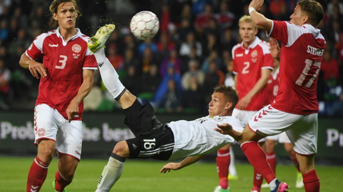Deutschland - Dänemark: Joshua Kimmich liegt kunstvoll in der Luft und rettet mit seinem Fallrückzieher das Remis im Testspiel gegen Dänemark.