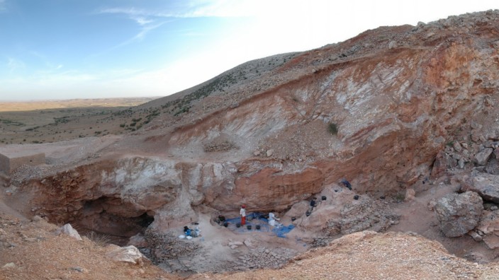 Paläoanthropologie: Karge Karsthöhle: Die Grabungsstätte Djebel Irhoud hat zahlreiche menschlicher Fossilien hervorgebracht.