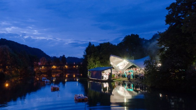 Wolfratshausen: Das Besucherzelt des Flussfestivals erinnert an die Oper von Sydney.