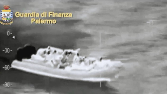 Italien: Nutzten auch Dschihadisten den Fluchtdienst nach Europa? Die Staatsanwaltschaft prüft eine mögliche "Bedrohung der nationalen Sicherheit".