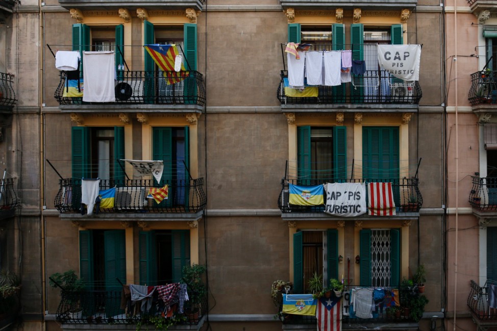 Protest-Banner "No tourist flats" in Barceloneta, Barcelona