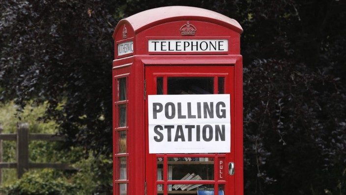 Wahl in Großbritannien: Wahlen in Großbritannien - Eine Telefonzelle weist den Weg zum Wahllokal.
