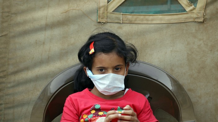 Infektionskrankheiten: Ein Mädchen vor einer Versorgungszentrale in Sanaa. Kinder erkranken besonders häufig.
