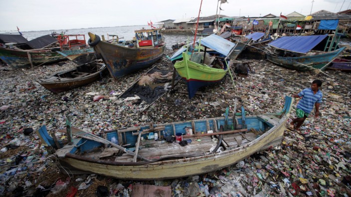 Plastic waste pollution in the oceans