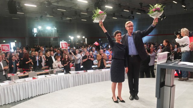 Top candidates of Germany's left-wing party Die Linke Wagenknecht and Bartsch waves with flowers after a speech during a party congress in Hanover